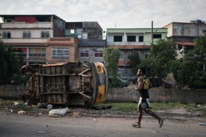 Popole Misenga si allena vicino a casa sua, a Rio de Janeiro, il 27 maggio. (Felipe Dana, Ap/Ansa)